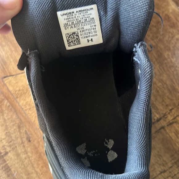 Under Amour size 5 running shoes - Picture 2 of 3